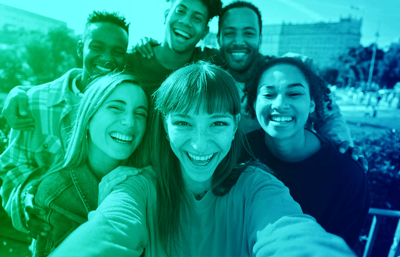 Imagem para Aula GO, mostrando um grupo de jovens sorrindo para a câmera.