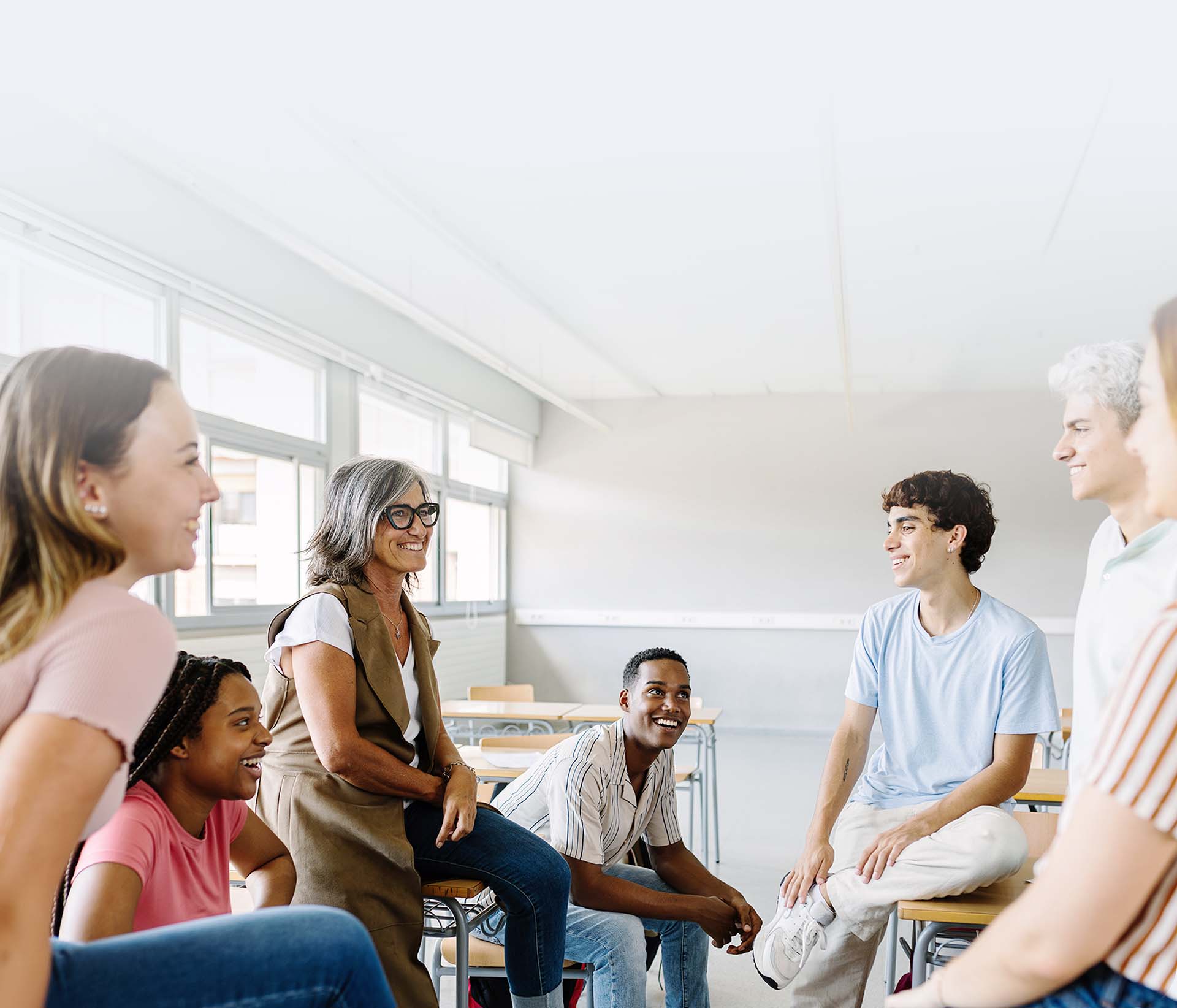 Fotografia de um grupo de professores reunidos em uma sala de aula.